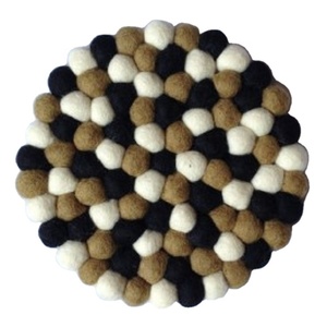 Estera de bolas de fieltro - Product Image 1