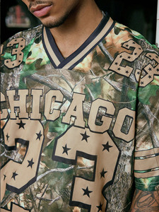 Camiseta Deportiva Oversize de Fútbol Americano con Estampado de Camuflaje, Estilo Y2K, Personalizable con Gráficos, Chicago 23, Estilo Vintage - Product Image 6