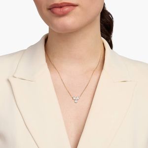 จี้เพชรเพาะเลี้ยงทรงสามกลีบประดับเพชรแบบพาเว่ ทองคำขาว 14K - Product Image 2