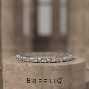 Anillo de Oro Sólido de 14K con Diamante Cultivado en Laboratorio, Diseño de Hoja Texturizada, Grabado Vintage, Banda de Eternidad Delgada y Apilable, Anillo de Boda - Product Image 4
