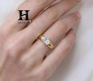 Anillo de compromiso de lujo de oro amarillo de 18 quilates con diamante ovalado cultivado en laboratorio, engaste de media bisel, solitario de diamante ovalado oriental-oeste - Product Image 1