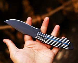 Cuchillo de caza de hoja fija con mango de bandera americana Thin Blue Line, cuchillo EDC Skinner de punta caída con revestimiento negro y funda de cuero - Product Image 4