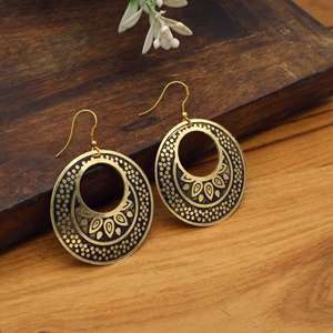 Pendientes de Aro Tribales con Diseño de Puntos en Latón Oxidado Hechos a Mano |   Pendientes colgantes con diseño de puntos dorados sobre fondo negro |   Étnico Indio Bohemio - Product Image 4
