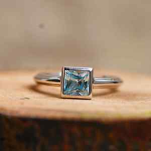 Anillo de compromiso de lujo para mujer con topacio azul talla princesa y engaste de bisel en plata de ley 925, ideal para ocasiones festivas - Product Image 1