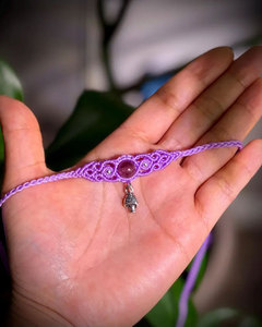 Bracelet en macramé violet fait main avec améthyste, réglable, style bohème, avec breloque clochette, bijoux pour femmes - Product Image 1