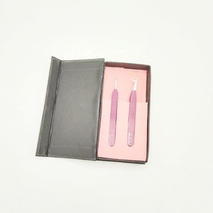 Pince à cils en acier inoxydable de qualité supérieure, personnalisée, de couleur violette, en forme de L, à 90 degrés, avec poignée diamantée, pour cils volumineux - Product Image 1