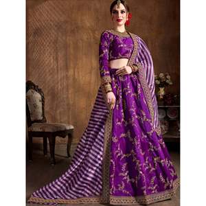 Lehenga Choli de Novia Talla Grande, Morado, Bordado en Seda con Volantes, Perlas y Espalda Transparente - Product Image 6
