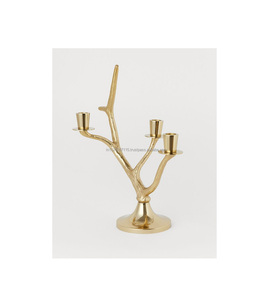 Elegante candelabro alto de latón con detalles artísticos diseñado para acentos de hogar vintage y celebraciones festivas - Product Image 2