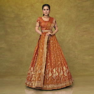 Lehenga Choli en Soie Tissée Héritage avec Brocart Floral Intricaté et Bordure Zari Riche, Longueur Ras du Sol, pour Mariage, Plage, Grandes Cérémonies et Tenue de Mariée Festive - Product Image 3