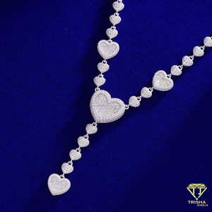 Elegante Collar con Colgante en Forma de Corazón con Eslabones Redondos y Motivos de Corazones Brillantes, Joyería Romántica y Moderna para Mujer - Product Image 1