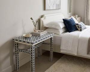 Mesa Auxiliar Artesanal con Incrustaciones de Hueso y Materiales de Primera Calidad para Interiores Modernos de Dormitorios y Salas de Estar - Product Image 3