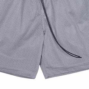 Shorts de sport légers en maille souple pour hommes OEM - Confortables, taille mi-haute, fermeture à cordon, logo avant, tissu 100 % polyester uni - Product Image 3