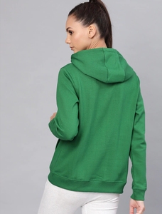 Sudadera con Capucha Verde para Mujer con Estampado K3, Corte Regular, de Algodón Tejido, Estilo Otoñal, Conjunto con Pantalones Blancos - Product Image 2