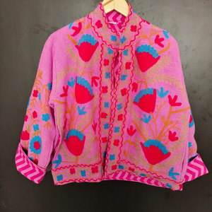 Veste matelassée en coton brodée à la main de couleur rose vif, style bohème Suzani, vêtement artisanal pour femmes, manteau bohème - Product Image 1