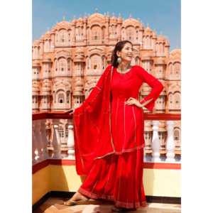 Ensemble de costume en satin rouge rubis disponible en taille XS - Product Image 1