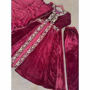 VESTIDO DE TRABAJO DE SECUENCIA BORDADA DE TERCIOPELO ATRACTIVO CON DUPATTA GRANATE - Product Image 1