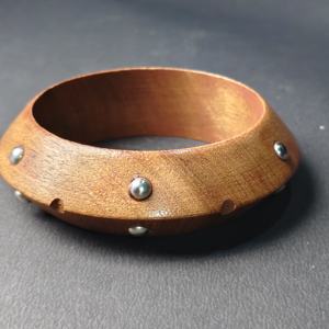 Brazalete de Madera con Perfil Cónico Inclinado y Detalles de Remaches Esféricos Plateados - Joyería de Madera Artesanal Vanguardista, Moderna y Ecológica - Product Image 5