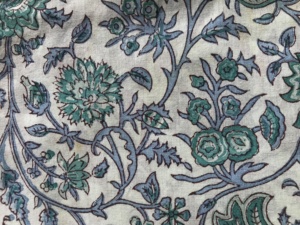 Tela Tradicional India con Estampado a Mano |   Tela de Algodón con Estampado de Enredaderas Florales Verdes - Product Image 2