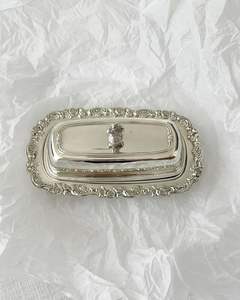 Beurrier en métal élégant pour une décoration intérieure contemporaine, offrant un aspect soigné et un rangement fonctionnel pour le beurre. - Product Image 1