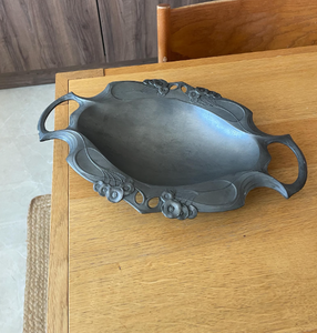Flora’s Grace - Bandeja Floral Art Nouveau de Peltre con Acabado Antiguo, Centro de Mesa Ovalado de Metal, Plato Decorativo Clara’s Garden en Peltre y Metal Antiguo - Product Image 3