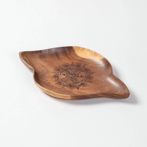 Assiette de service en bois faite à la main avec motif double poisson gravé, plat décoratif en bois parfait pour servir du café, du thé ou des petits-déjeuners - Product Image 1