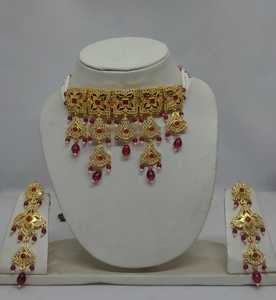 Parure de collier Kundan plaqué or royal, luxueux ensemble de bijoux indiens de mariée avec gouttes de rubis et perles, collier ras-du-cou glamour et boucles d'oreilles - Product Image 1
