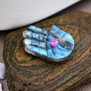 Pendentif en pierre précieuse naturelle de labradorite noire éclatante sculptée en forme de main de Hamsa, perles de cristal de 25 mm pour la fabrication de bijoux - Product Image 2