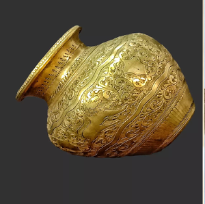 Gloriosa Lota de latón dorado con patrones tradicionales en alto relieve. Acabado y tacto brillantes disponibles a precios de mayorista. - Product Image 1