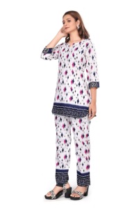 Ensemble coordonné élégant pour femmes, imprimé floral blanc, ensemble de vêtements de détente en poly-rayonne durable, 2 pièces, respirant, col rond, pour femmes - Product Image 4