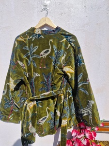 Batas cortas tipo kimono de terciopelo con estampado de selva verde, hechas a mano, de terciopelo de algodón, para el desayuno o el té - Product Image 4