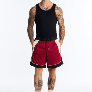 Shorts de sport respirants pour hommes, nouveau style, en maille rouge avec bordure contrastante, panneaux latéraux blancs, taille à cordon de serrage - Product Image 3