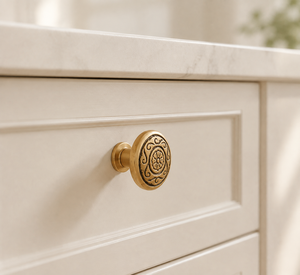 Perilla de gabinete de Metal redonda de diseño atractivo de latón AK en manija personalizada con acabado antiguo dorado para muebles de cajón y armario - Product Image 1