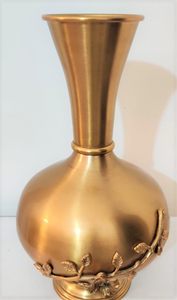 Vase à fleurs Surabhi en aluminium doré artisanal, objet décoratif en métal pour la maison, le salon, la chambre et le bureau - Product Image 2