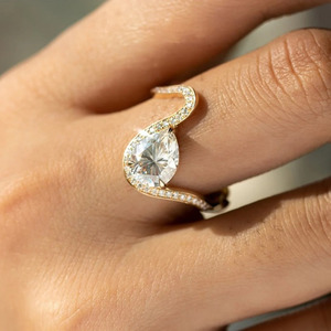Bague de fiançailles solitaire en or pur 14 carats avec diamant de laboratoire 2 carats en forme de poire et bande pavée incurvée, bague empilable éternité bypass - Product Image 6