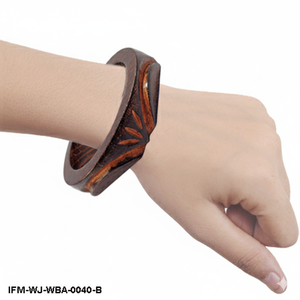 Brazalete Artesanal de Madera Antigua con Diseño Floral Tallado, Brazalete Étnico de Madera Oscura para Mujer, Regalo para Ella - Product Image 6