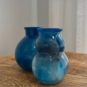 Vase en résine artisanal pour la décoration d'étagères, accessoire décoratif unique pour la maison - Product Image 2