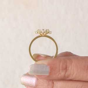 Anillo de compromiso con diamante marquise de 3.01 quilates VS1 cultivado en laboratorio, con diseño de racimo, en oro amarillo de 18 quilates, moderno, ideal como regalo de promesa para amantes. - Product Image 5