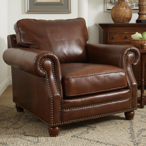 Fauteuil d'appoint en cuir véritable de haute qualité, confortable, rembourré, avec accoudoirs roulés et garniture cloutée pour salon domestique - Product Image 1