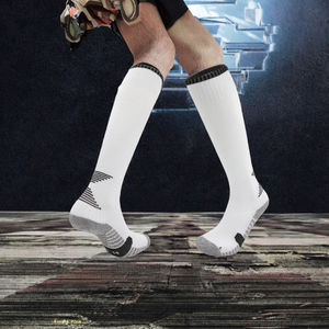 Fabrication en gros de chaussettes de football antidérapantes à manches longues personnalisées avec logo, chaussettes en coton avec lettres, chaussettes de sport pour hommes - Product Image 3