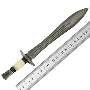 Couteau de chasse d'extérieur en acier Damas forgé à la main, lame fixe à pointe clip, tranchant comme un rasoir, maintien de la tranchanture durable 56HRC, manche en bois Pakka, OEM - Product Image 4