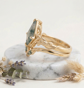 Anillo de Boda Alternativo con Ágata Musgosa como Piedra Central y Detalles de Diamantes GIA, Joyería Fina, Estilo de Boda Más Deseado - Product Image 2