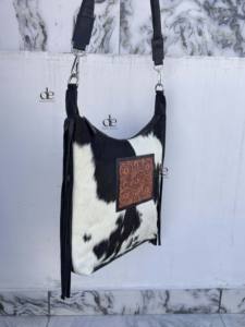 กระเป๋าหนังวัวลายพิเศษ แต่งพู่หนัง สะพายข้าง/สะพายไหล่ ดีไซน์เก๋  กระเป๋าถือหนังแท้  ตกแต่งลายด้วยมือ สำหรับผู้หญิง ใช้งานได้หลากหลาย - Product Image 2