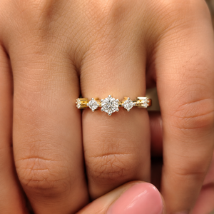 Bague de Mariage Classique à Cinq Pierres en Diamant de Laboratoire DEF VVS Taille Ronde Brillante Graduée, Or Jaune 14K, Fabricant de Bijoux Fins - Product Image 2