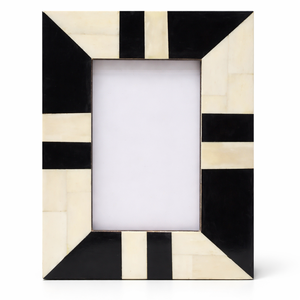 กรอบรูปทำมือจาก Bela Artisan ประดับด้วยกระดูกและไม้ ลายทางสีดำขาว ดีไซน์เรขาคณิต สำหรับวางบนโต๊ะ รูปทรงสี่เหลี่ยมผืนผ้า ของตกแต่งบ้านสุดหรู - Product Image 1