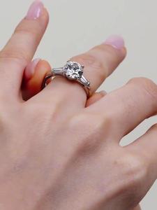 แหวนเพชร VVS ขนาด 2.00 กะรัต รับรองโดย IGI เพชรทรงกลมเพาะเลี้ยงในห้องปฏิบัติการ แหวนหมั้นเพชรสามเม็ด ทอง 18K/14K/10K  แบบกำหนดน้ำหนักได้ - Product Image 4