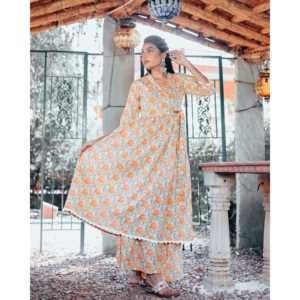 Ensemble Kurta Bohème Flora en crêpe orange, taille XS, avec manches trois quarts - Product Image 4