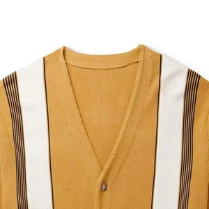Cardigan tricoté sur mesure pour homme de qualité supérieure avec empiècements rayés blancs et fermeture boutonnée, manches longues, idéal pour l'automne - Product Image 2