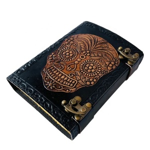 Carnet de notes en cuir véritable vintage jour de mort crâne en relief noir avec charbon de bois Wiccan livre des ombres carnet de notes journal en relief - Product Image 1