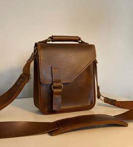 Sac bandoulière en cuir unisexe de style vintage - Product Image 3