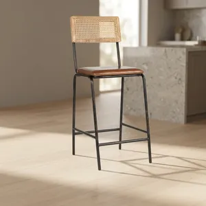 Chaise de bar moderne avec dossier en rotin et assise en cuir, structure en métal, design contemporain pour usage domestique. - Product Image 3